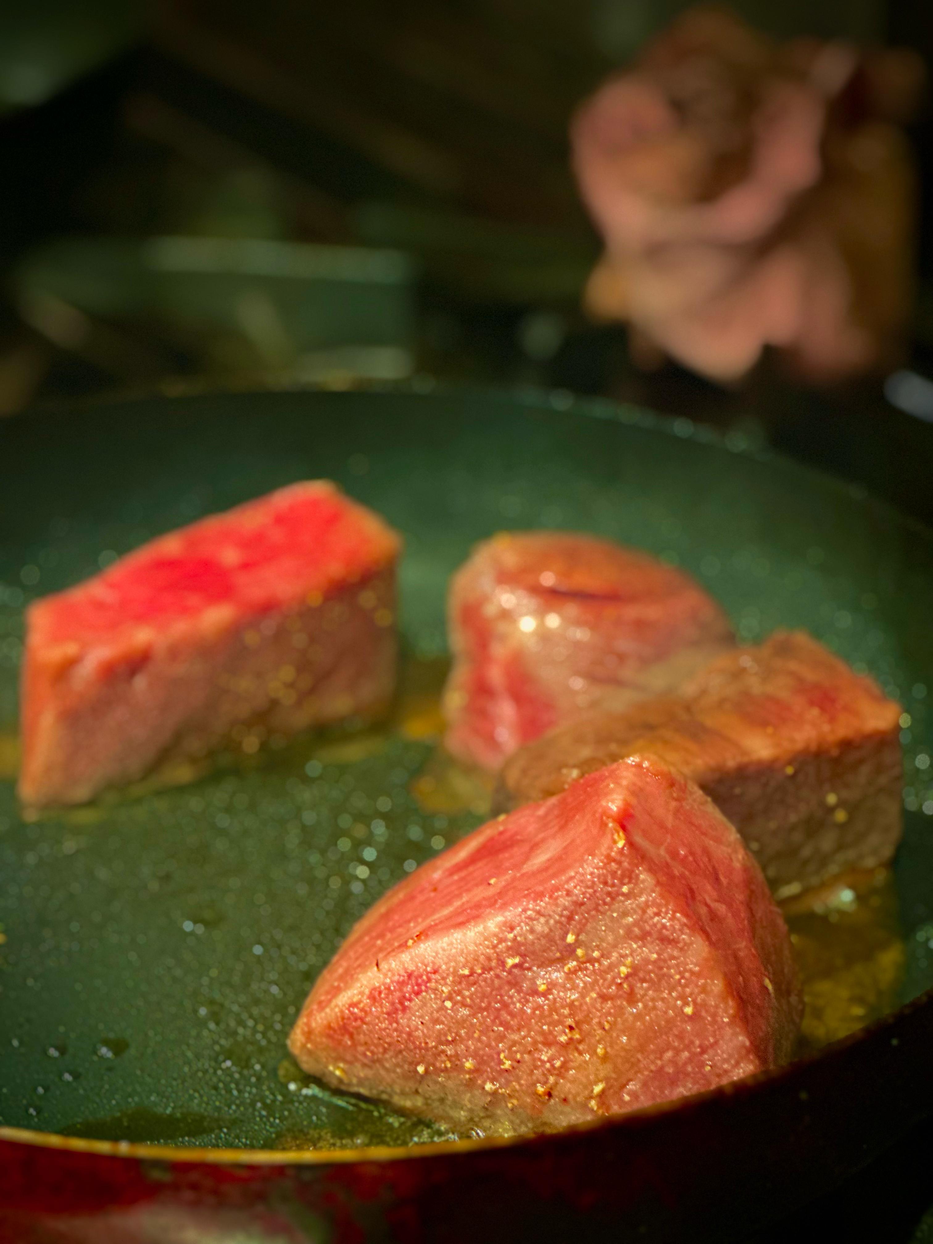 料理　メイン肉料理調理風景　焼き