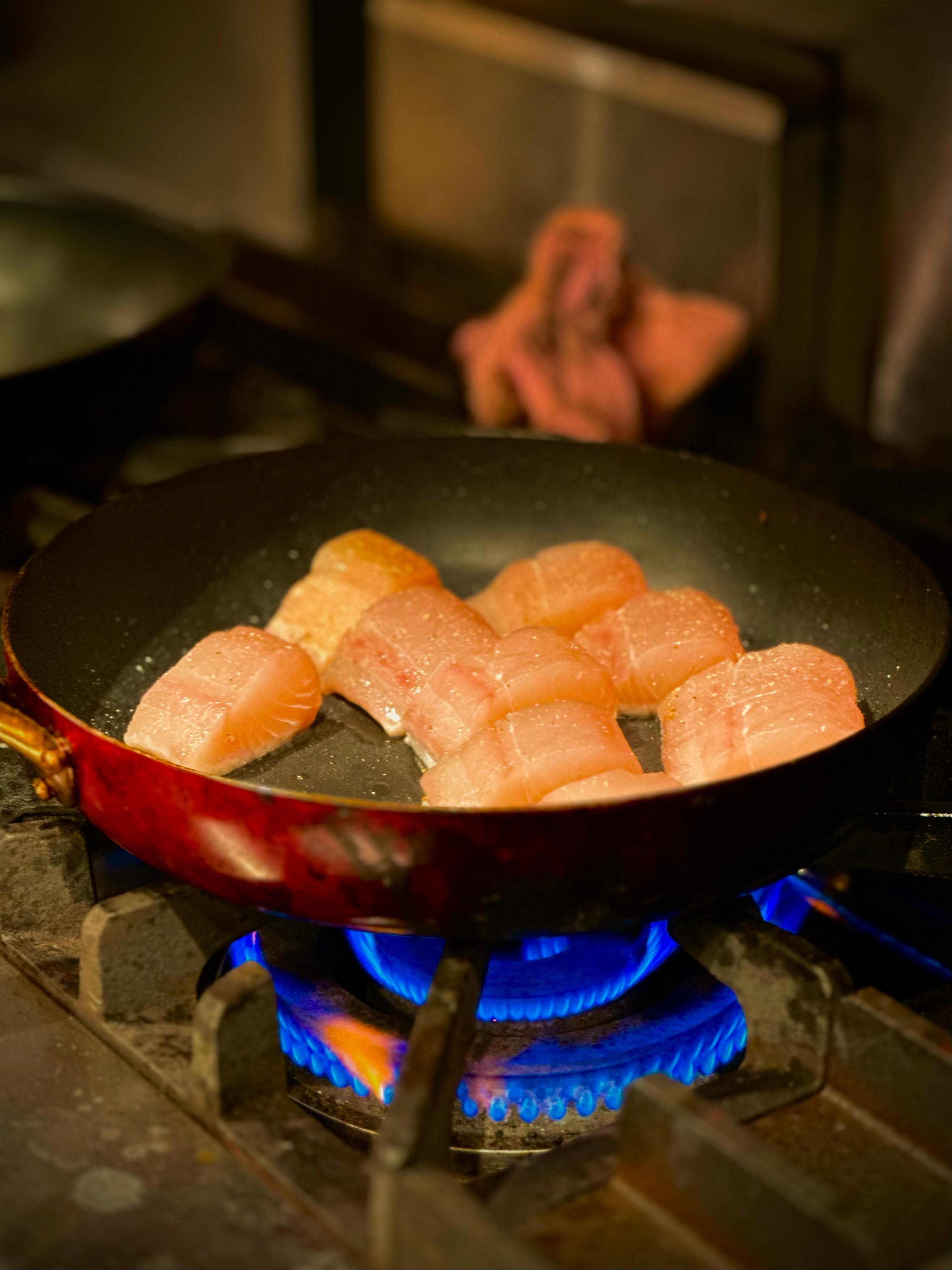料理　魚ポワレ調理工程　焼き2