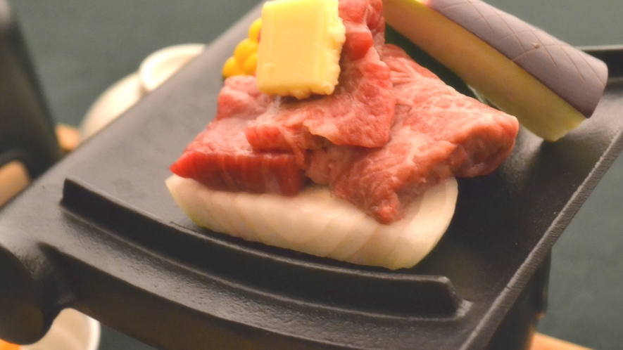 瓦でお肉をジュージュー『野戦焼き』。溢れる肉汁が食欲をそそります。