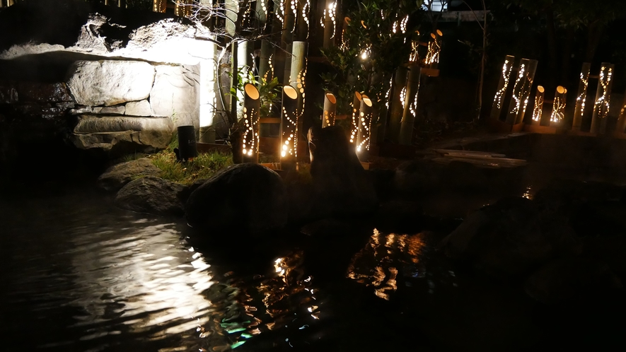 ホテルの通りを挟んですぐ向かいに位置する、しらさぎの足湯と竹灯篭の灯り。