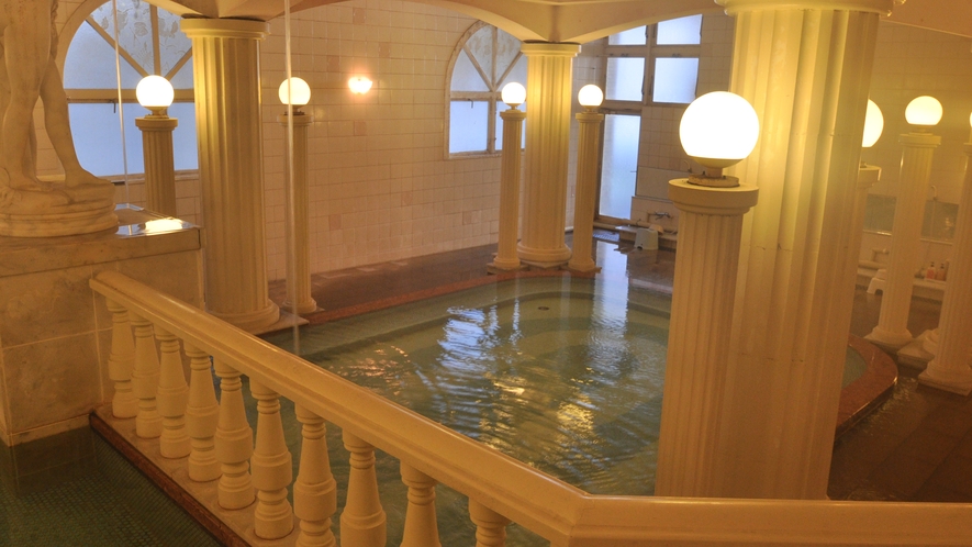 ギリシャ風呂【パルテノン】白を貴重とした明るい大浴場です