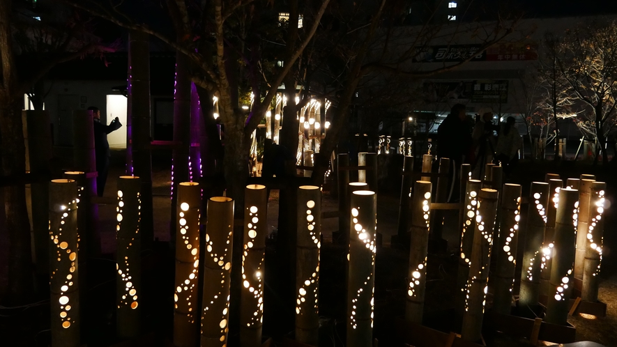 ホテルの通りを挟んですぐ向かいに位置する、しらさぎの足湯と竹灯篭の灯り。