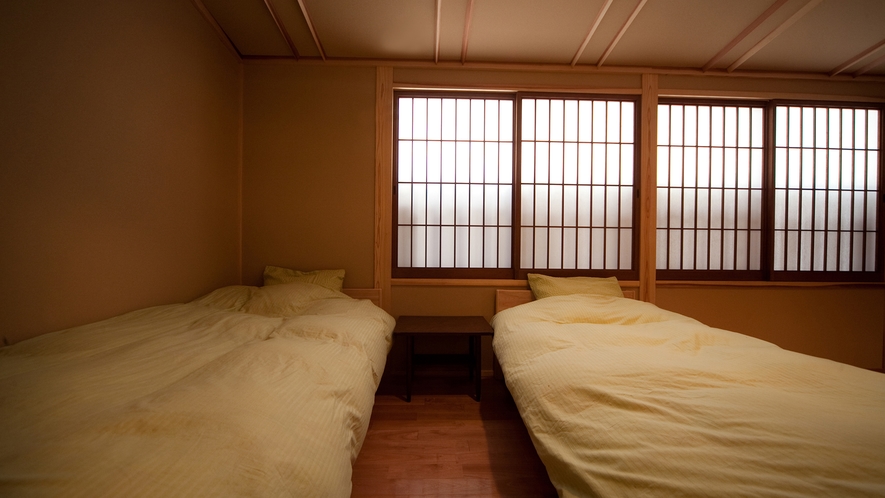 ■和洋室■葵 　総檜の手作りツインベッドを備えております。