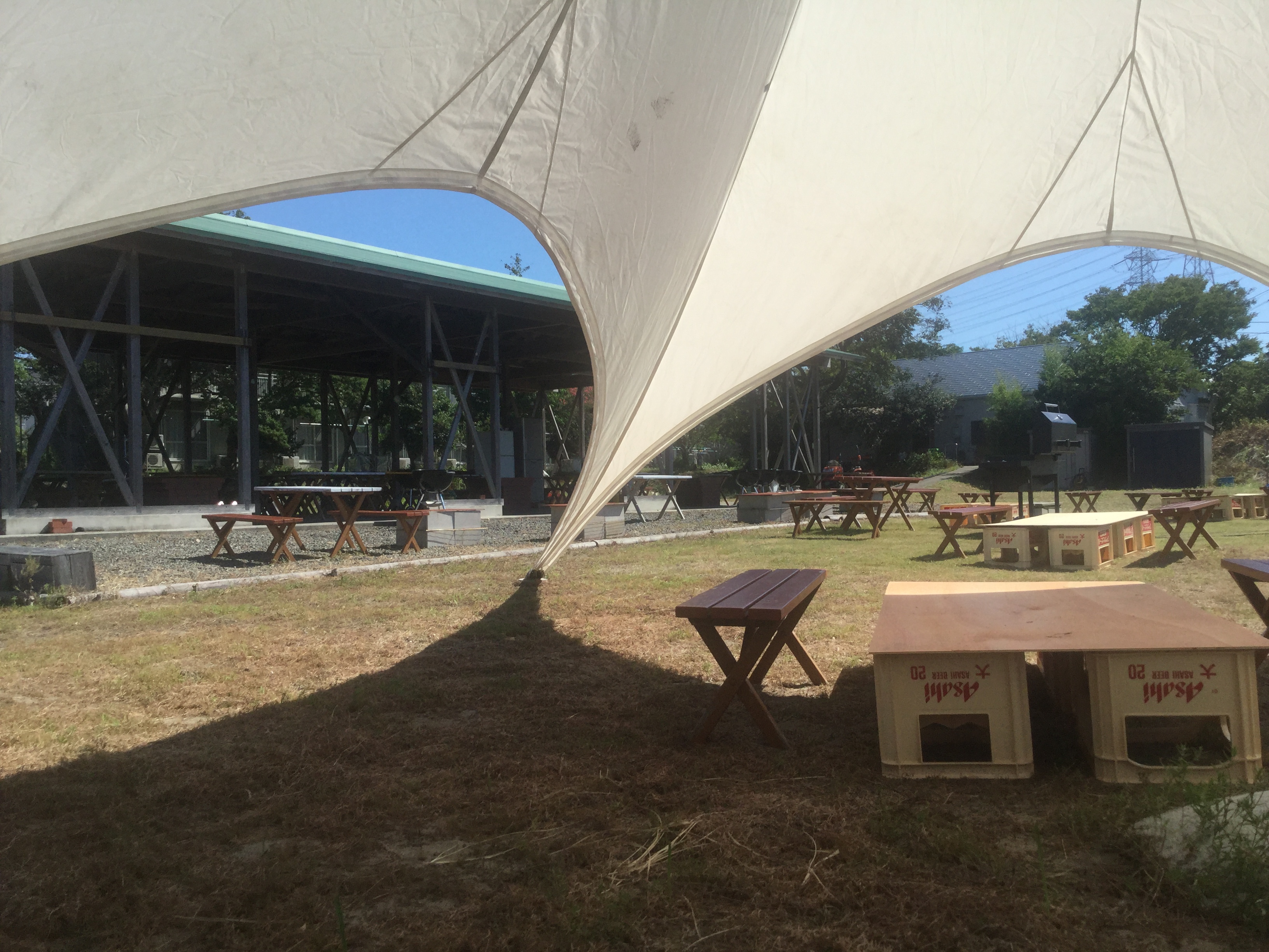 バーベキュー場で美味しいご飯を食べながら楽しい時間を過ごしませんか？