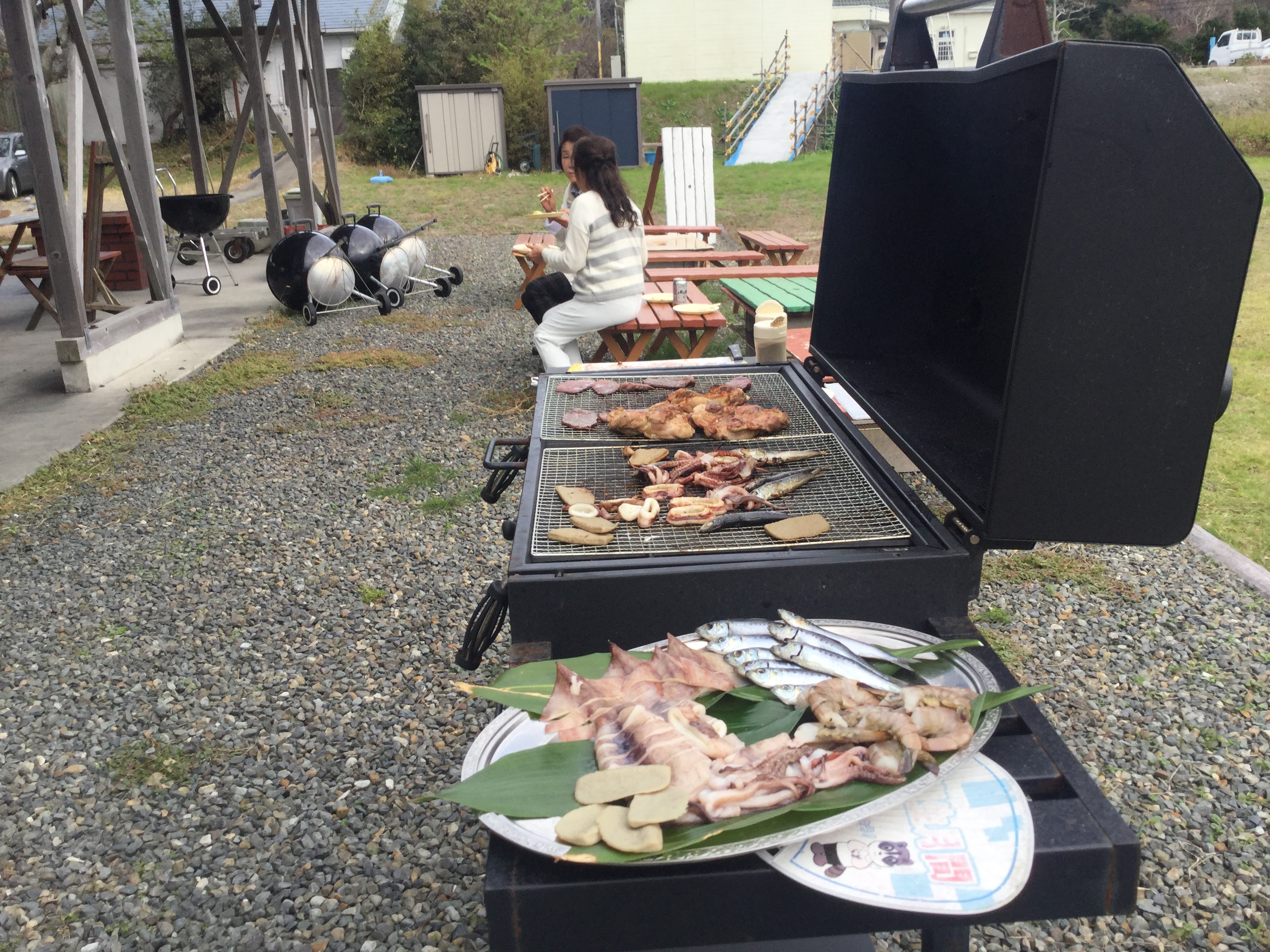 バーベキュー場で美味しいご飯を食べながら楽しい時間を過ごしませんか？