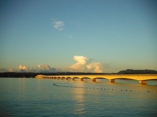 金色に輝いて見える朝の古宇利大橋