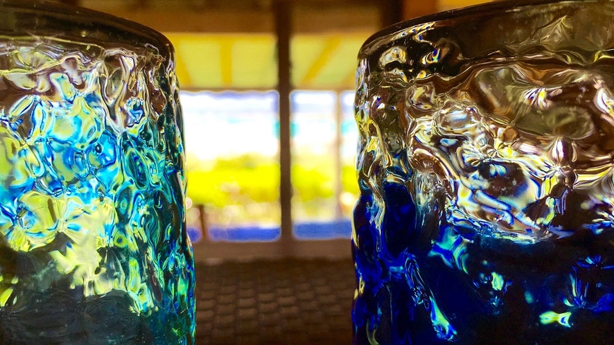 青い海に映える琉球グラス