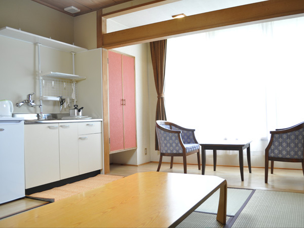 [Japanese-style room with kitchen]
