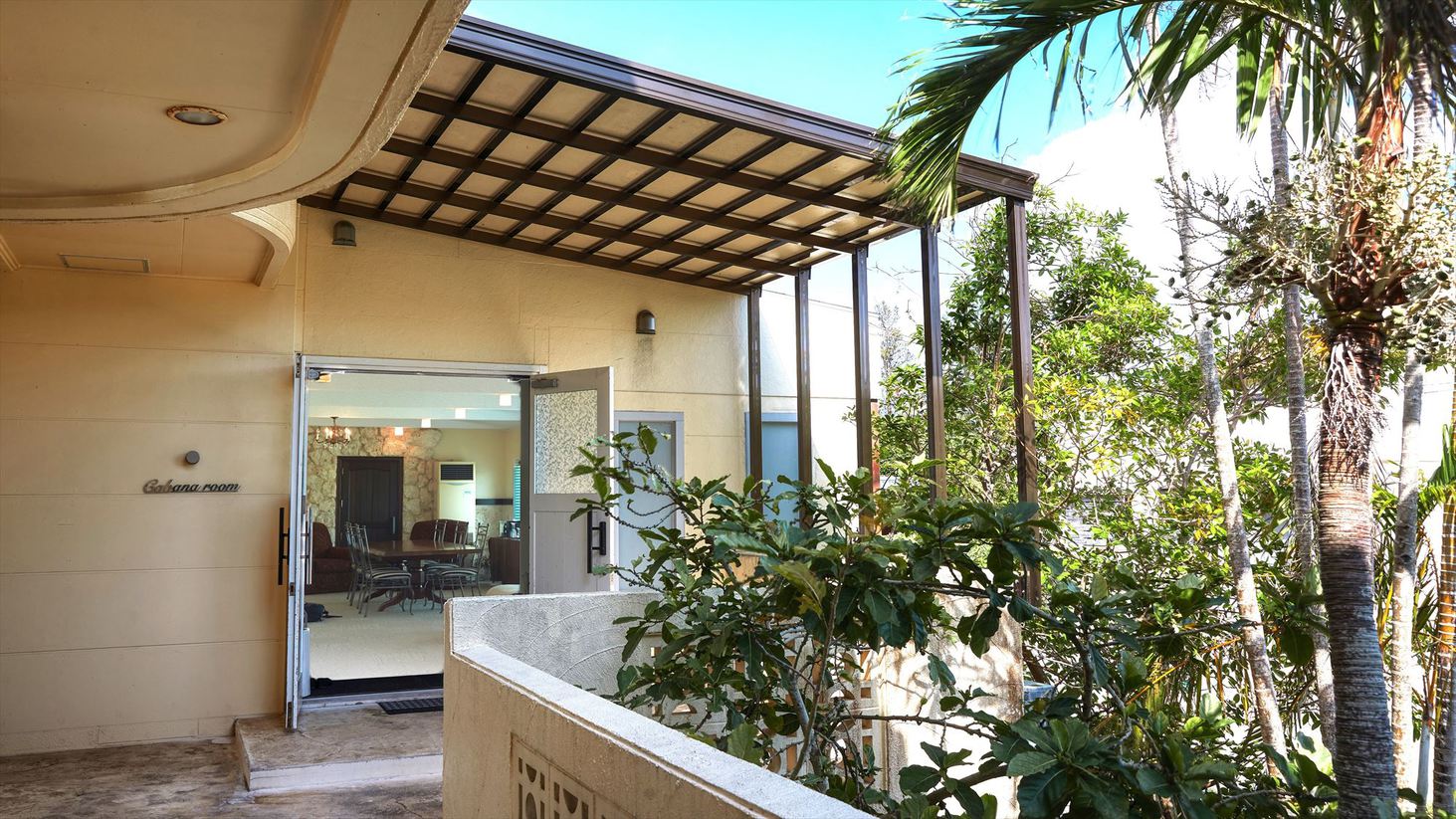 【ラウンジ付ツイン／専用ラウンジ】南国沖縄を感じる開放的なエントランス。