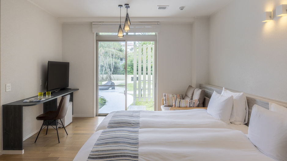 【ラウンジ付DXツイン】白を基調とした一室。沖縄の太陽と海風が、非日常のリゾートへと誘います（103