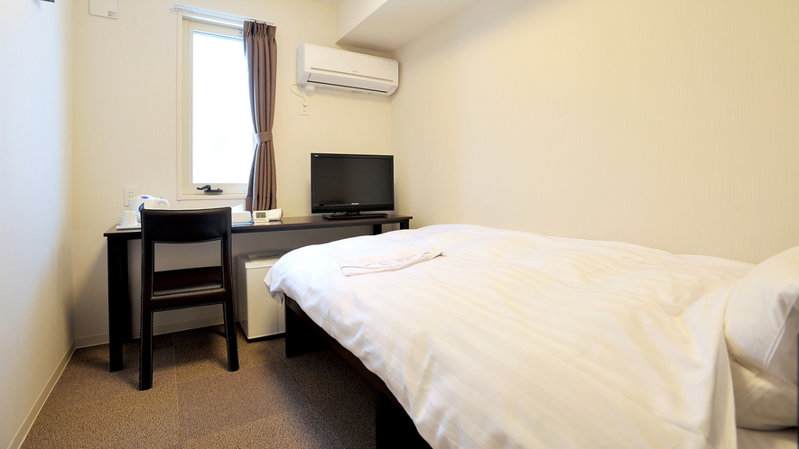 シングルルーム11.8平米、ベッド幅110㎝、個別空調、Wi-Fi完備