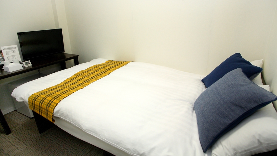 セミダブルルーム：12平米、ベッド幅120cm、個別空調、Wi-Fi完備