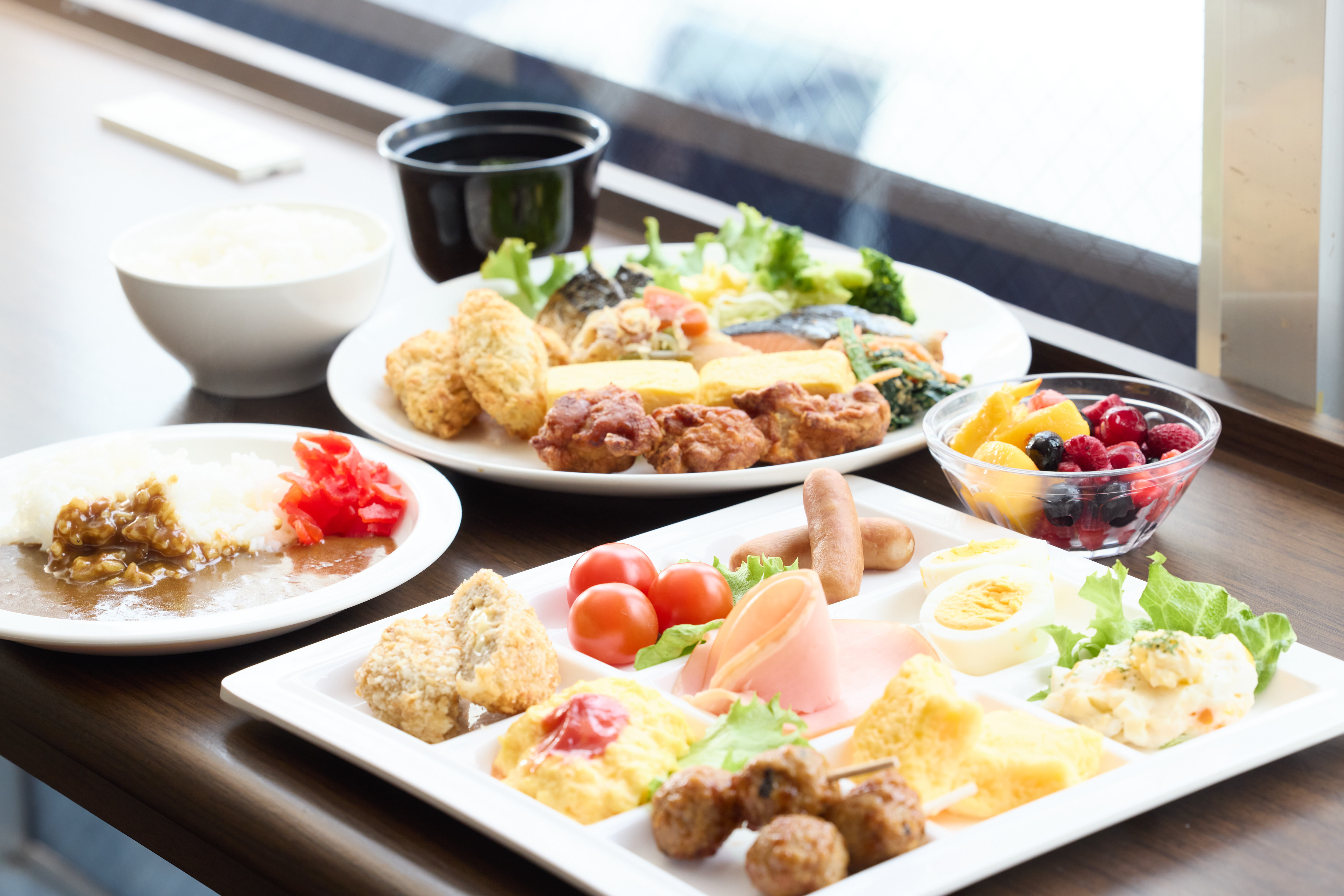 彩りあふれる美しい盛り付けで、朝から幸せ気分