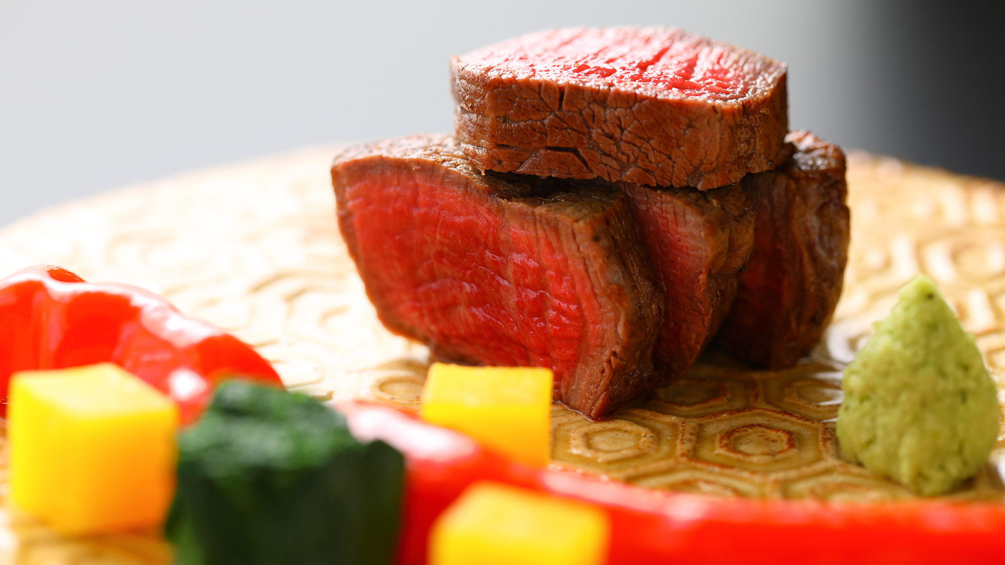 【懐石一例】大分県ブランド牛、豊後牛のステーキを由布院のお野菜と共に自家製のソースで。