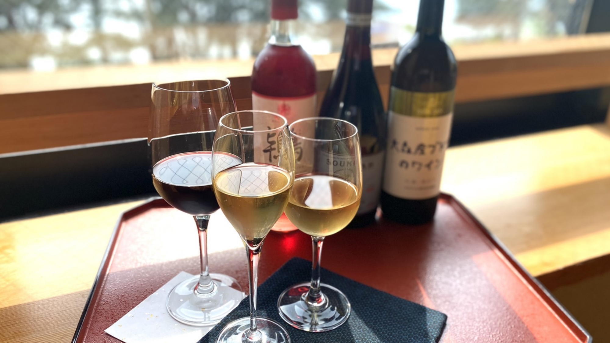 秋田杉GINのジンソーダ・スパークリングワインなど4種をお愉しみいただけます。
