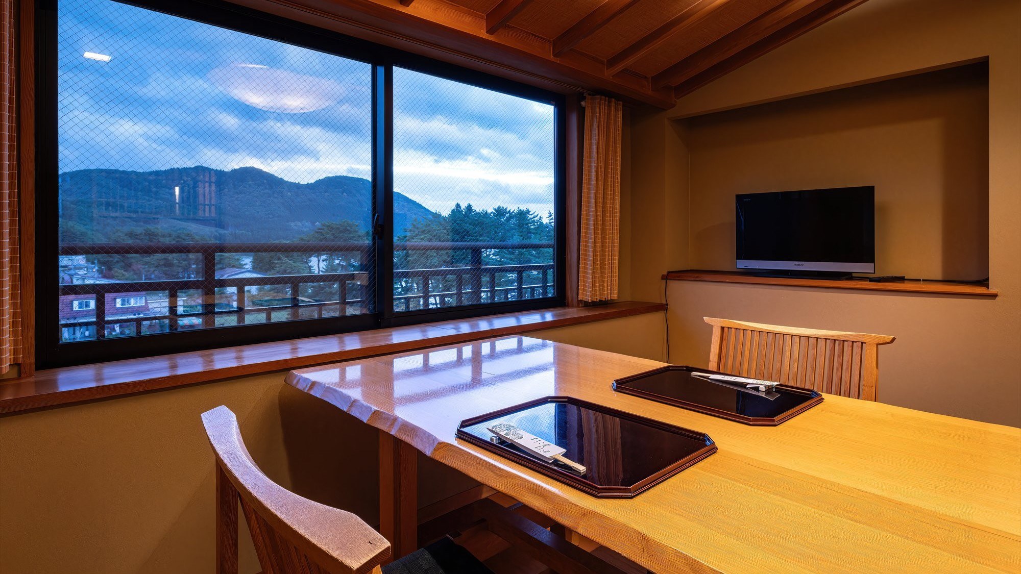 ■客室には田沢湖と夕日を眺める専用ダイニングルーム。夕食・朝食は客室内ダイニングルームにて。