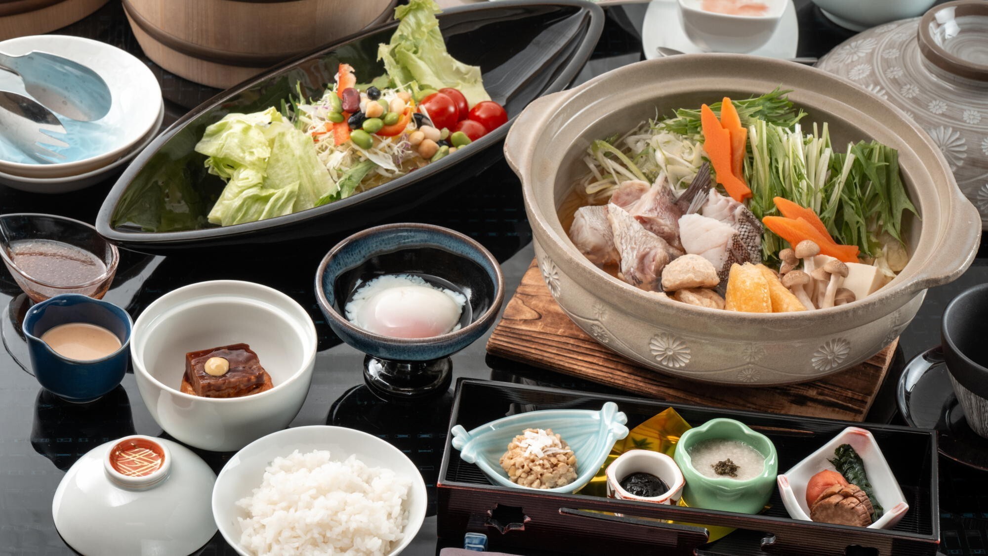 ■朝食一例｜メインは料理長が食べやすくアレンジした秋田の伝統鍋料理『しょっつる鍋』※鍋は2人前