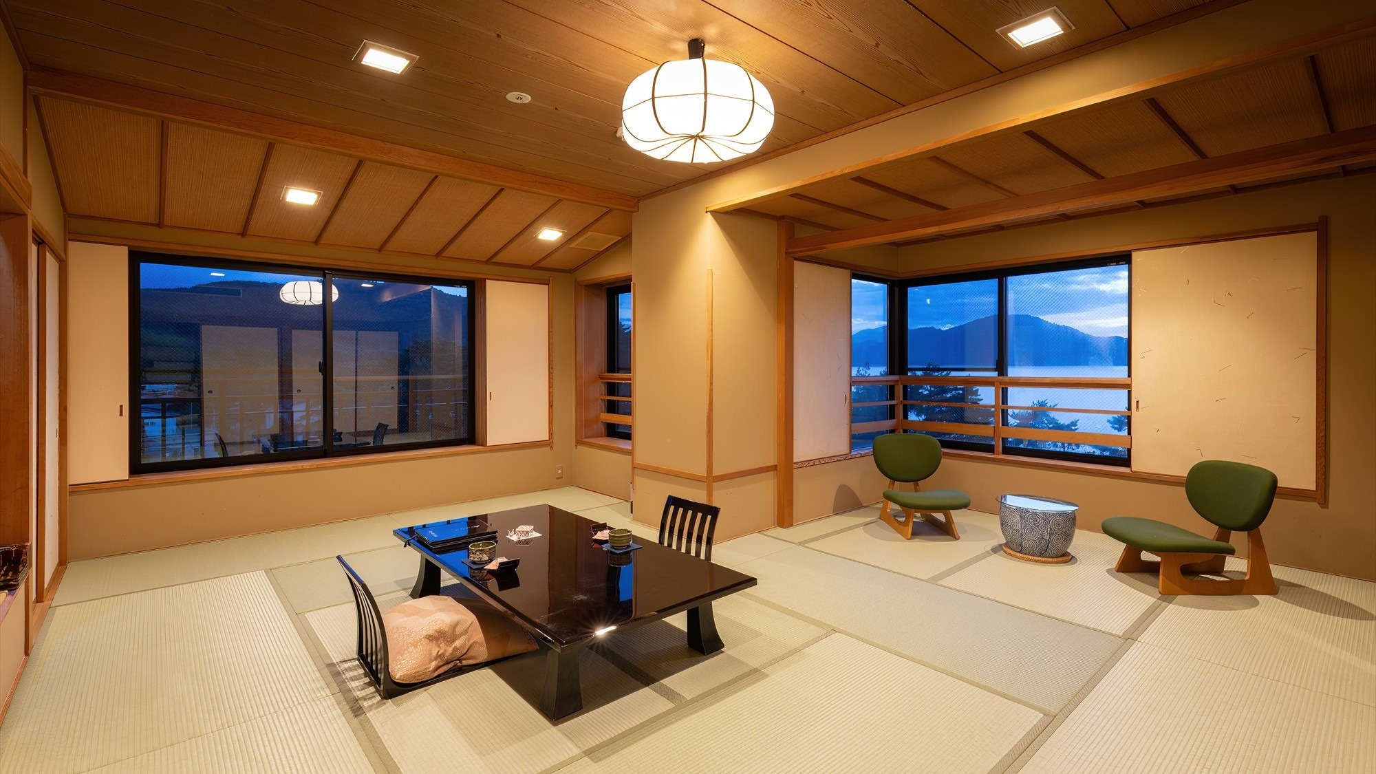 ■田沢湖を一面に望む和室15畳+ダイニングルーム付き客室