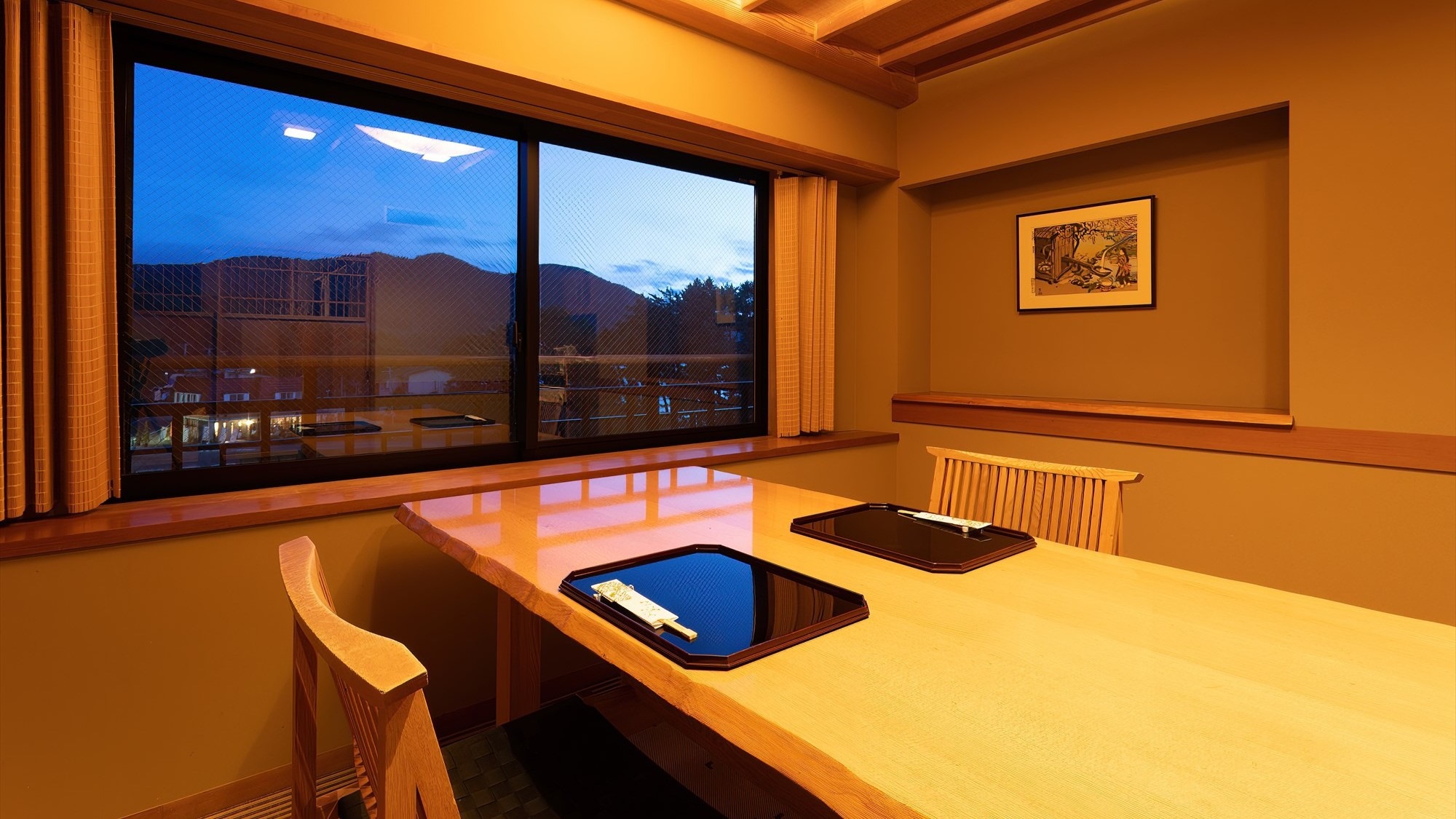 ■客室には田沢湖と夕日を眺める専用ダイニングルーム。夕食・朝食は客室内ダイニングルームにて。