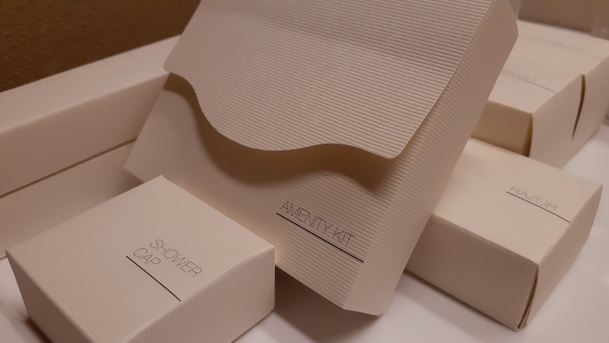 ■SDGsの取り組みの一環で、歯ブラシなどの客室アメニティは環境にやさしい紙箱入りでご用意。