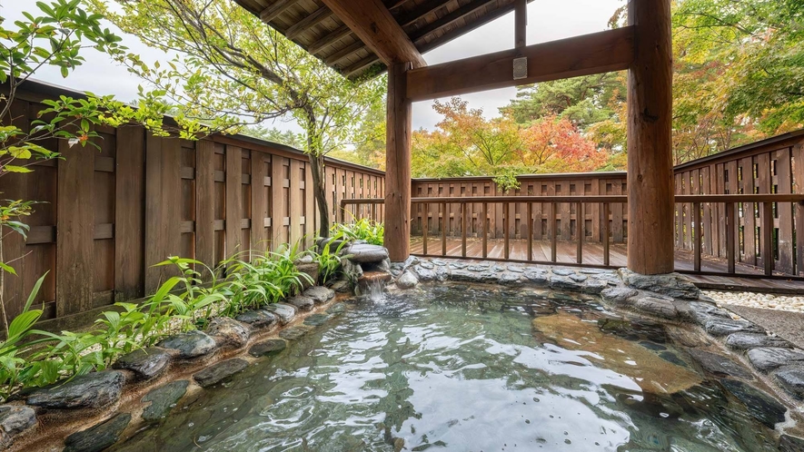 ■露天風呂｜十和田石の感触が、自然の露天風呂の醍醐味を感じさせます。
