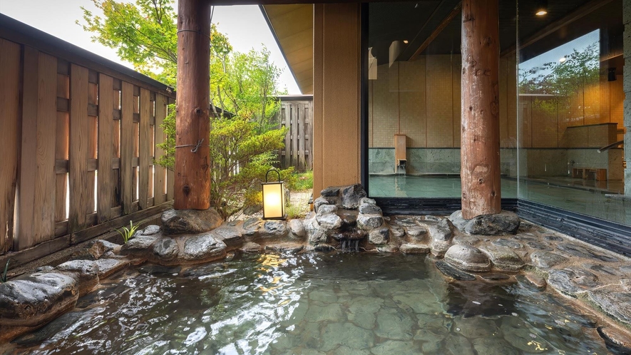 ■露天風呂｜十和田石の感触が、自然の露天風呂の醍醐味を感じさせます。
