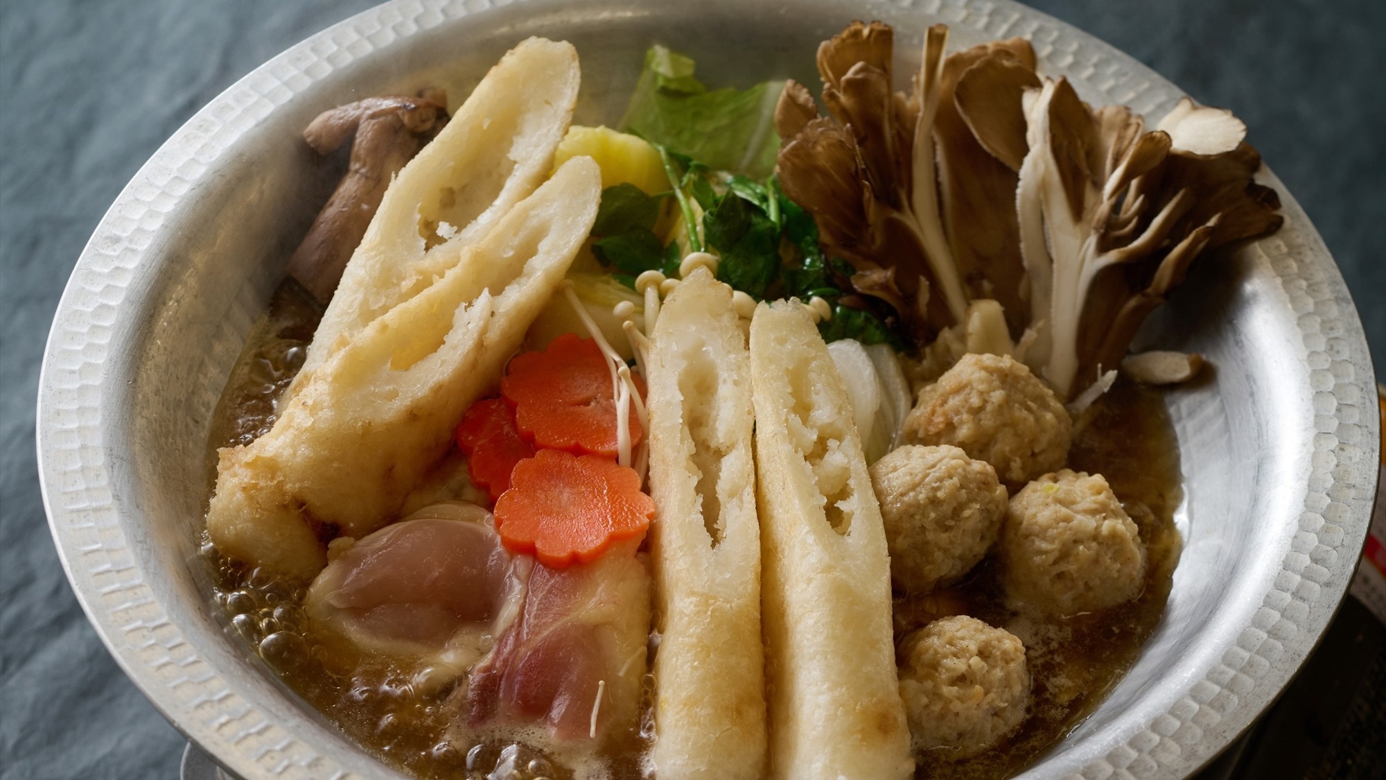 ■夕食一例｜比内地鶏の旨味がたっぷり　※鍋は2人前