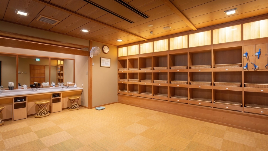 ■大浴場脱衣室｜秋田杉を使用した組子細工の設えは女将のこだわり。