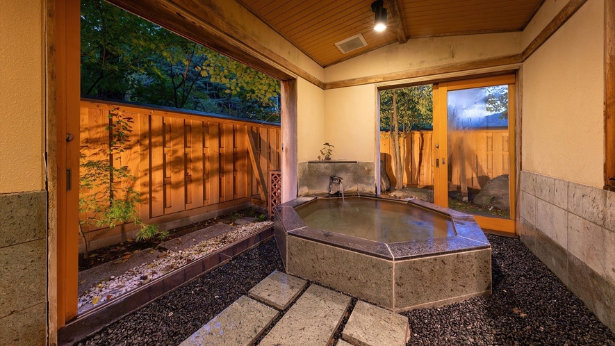 ■無料貸切露天風呂｜20畳程もあるゆったりとした、開放的な空間