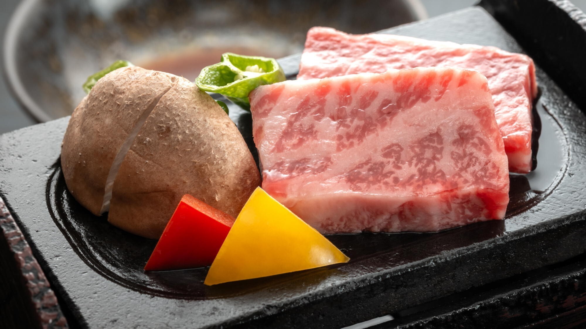 ■夕食一例｜A5秋田ブランド黒毛和牛『錦牛』の陶板焼き　※一例