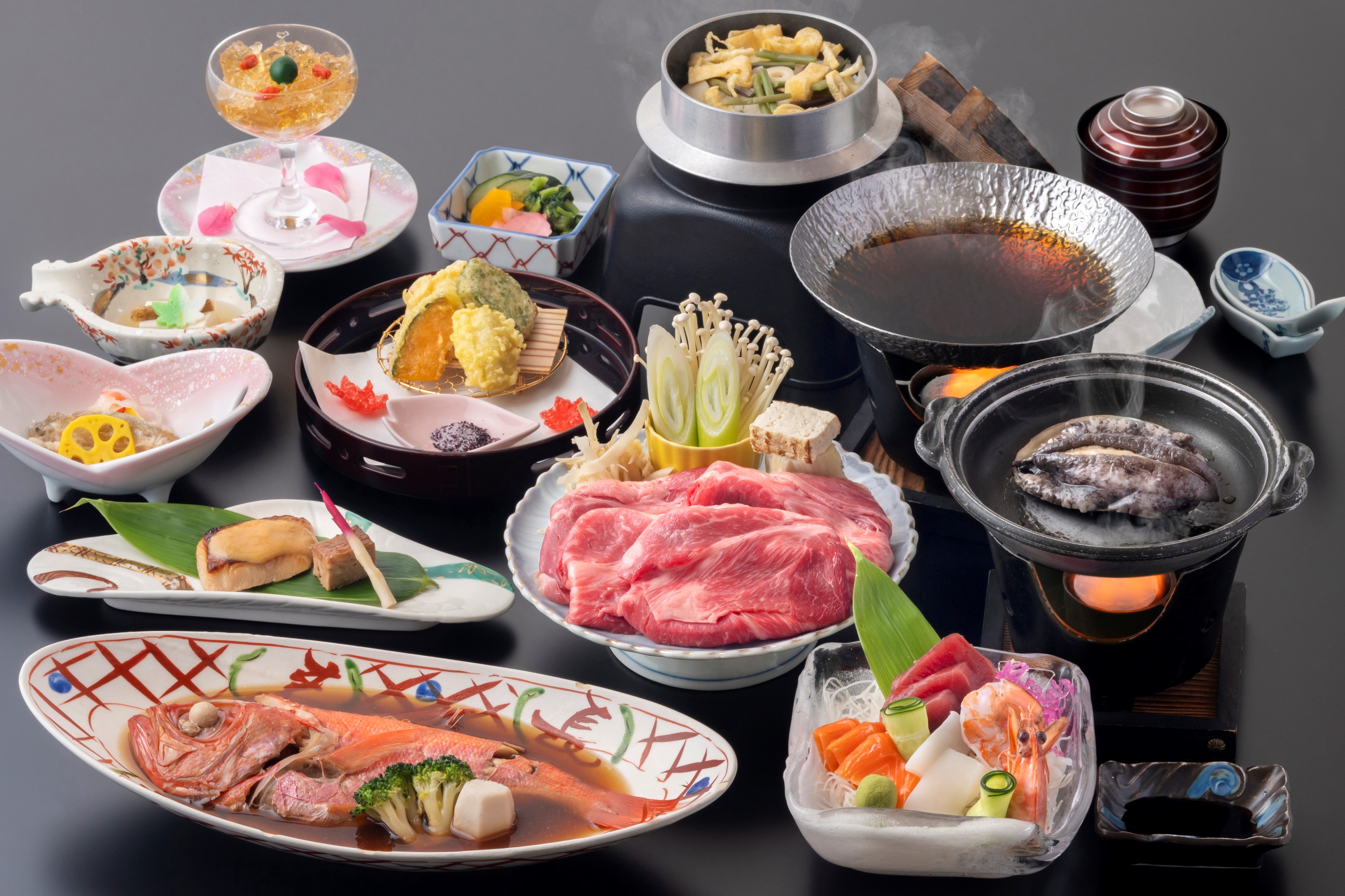 金目鯛の姿煮付け１匹とあわび１つを一人ずつお付けする豪華会席！！A4ランク和牛のすき焼きとお刺身、季節の釜めしなどもご用意。大切な日に、大切ない人とお過ごしの際にはぜひともお召し上がりいただきたいお料理です。