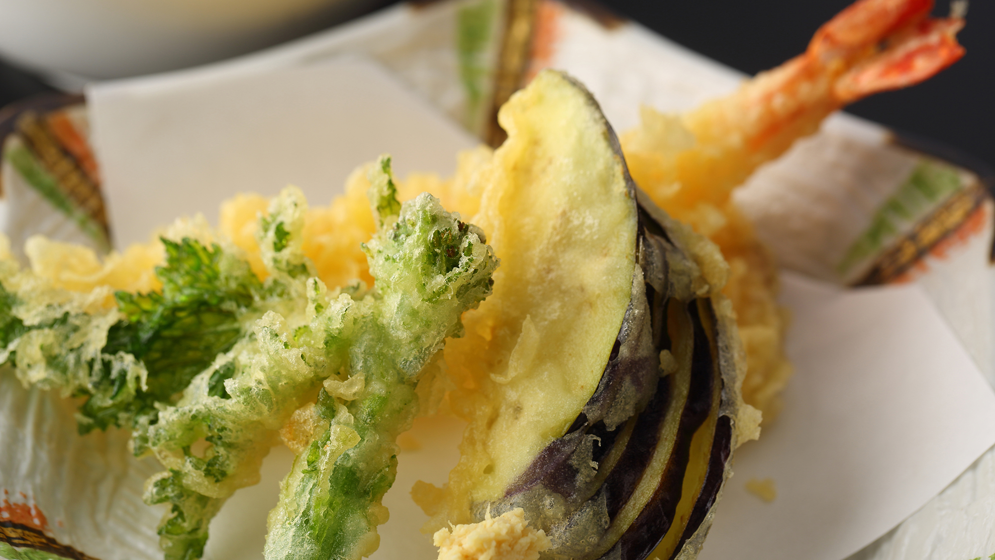 ◆季節の天ぷら◆衣の中で蒸し上げるため、素材の味が引き立ち、お口の中に広がります