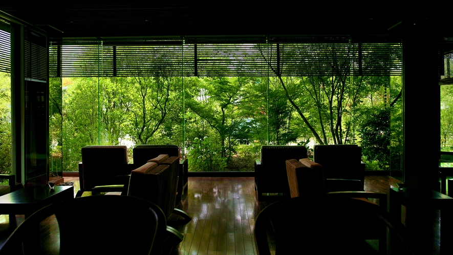 ◆カフェ＆バー◆ソファに身体をそっと預け、ただただ緑と木漏れ日を眺めるという"贅沢な時間"を――