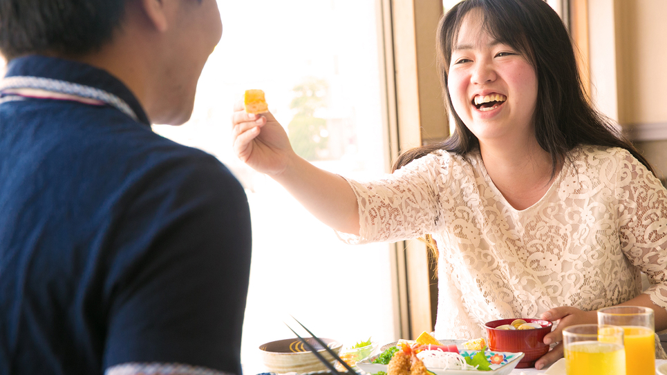 優しい光に包まれたレストランでの朝食を～美味しい料理に自然と笑顔もこぼれる♪