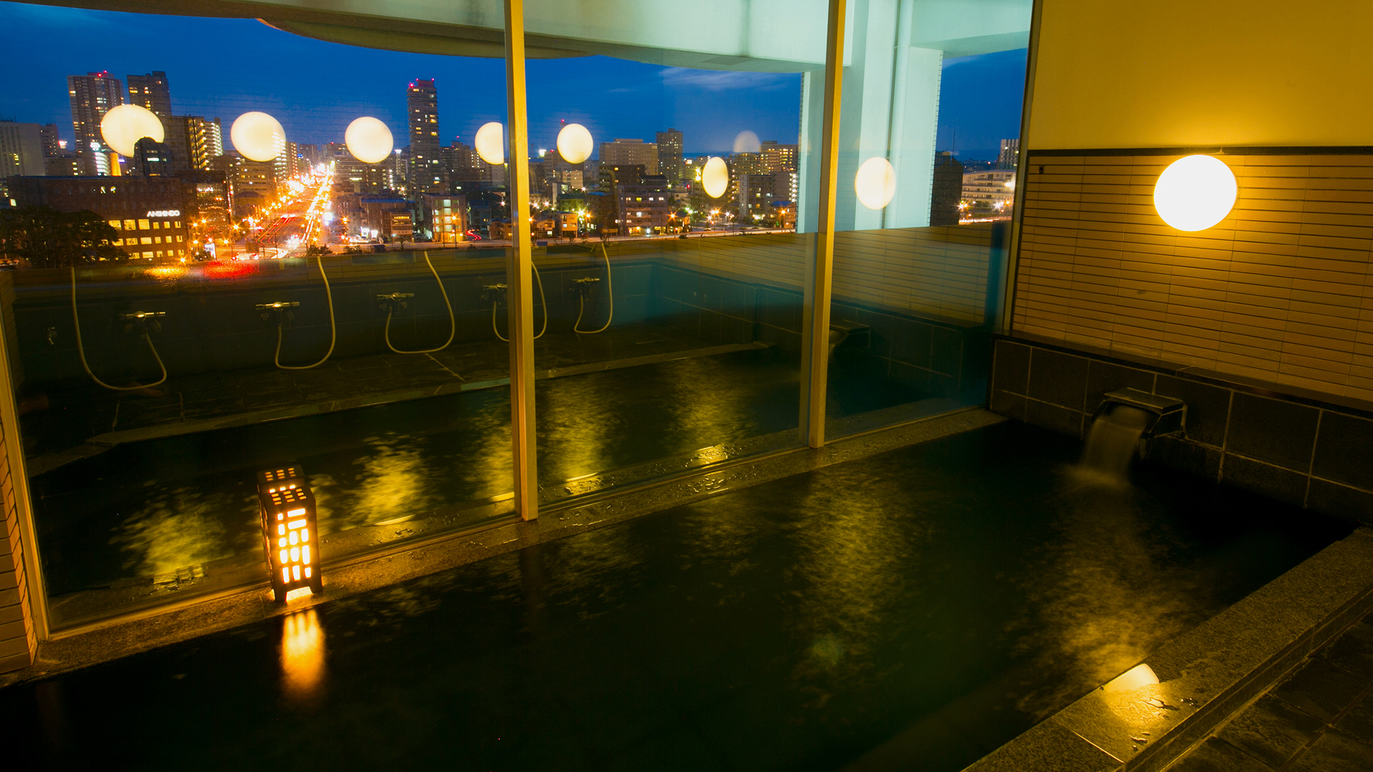 浜松市が一望できる、男女別大浴場。手足を伸ばしてゆっくりとお過ごしください
