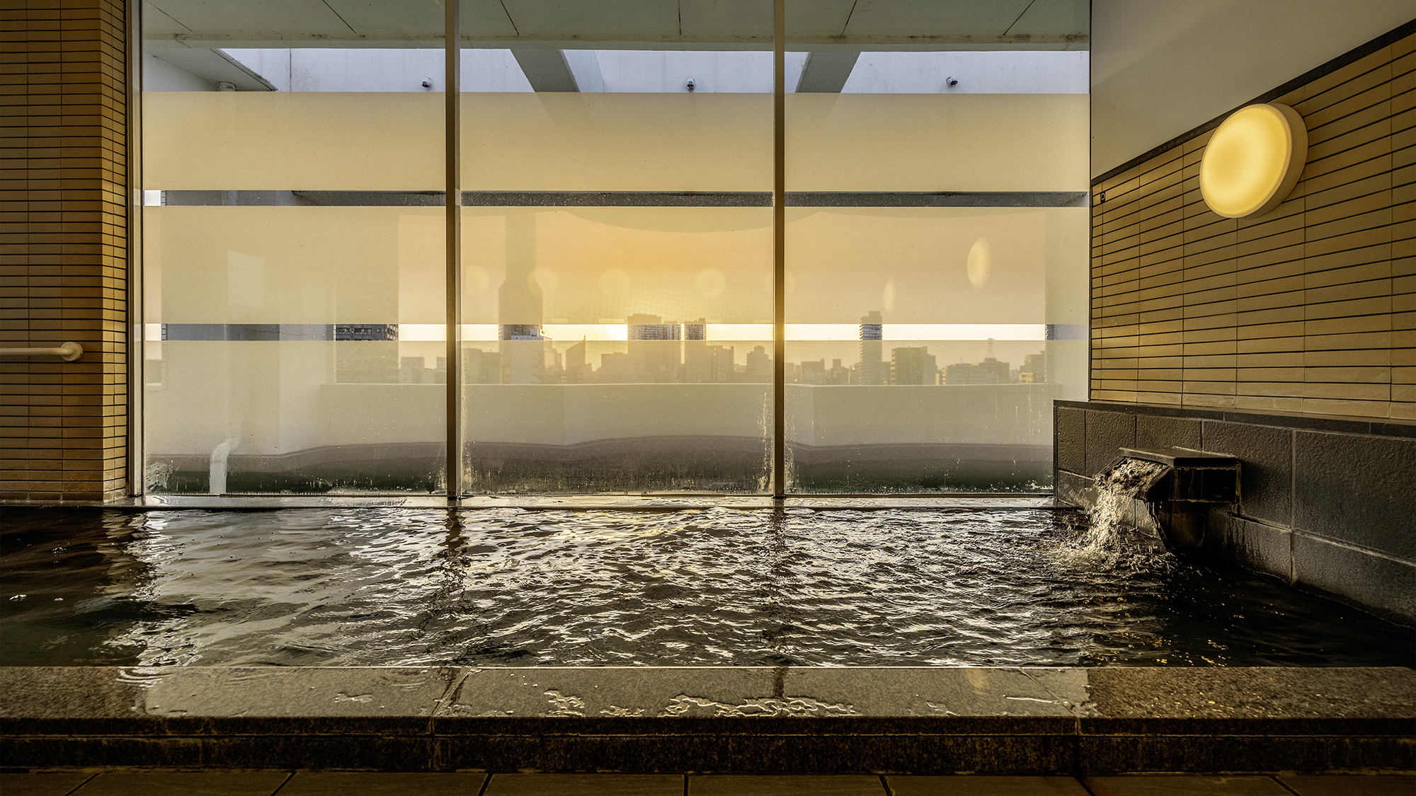 【大浴場】広々とした湯船で癒されるひとときを 