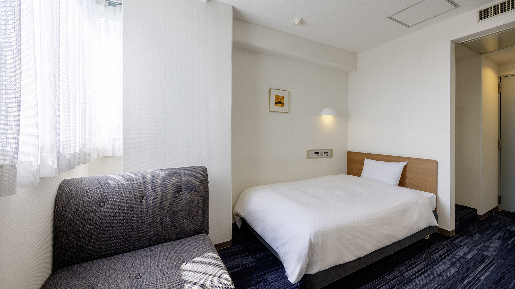 【スタンダード】シンプルながらもソファやデスクなどが揃った快適客室 