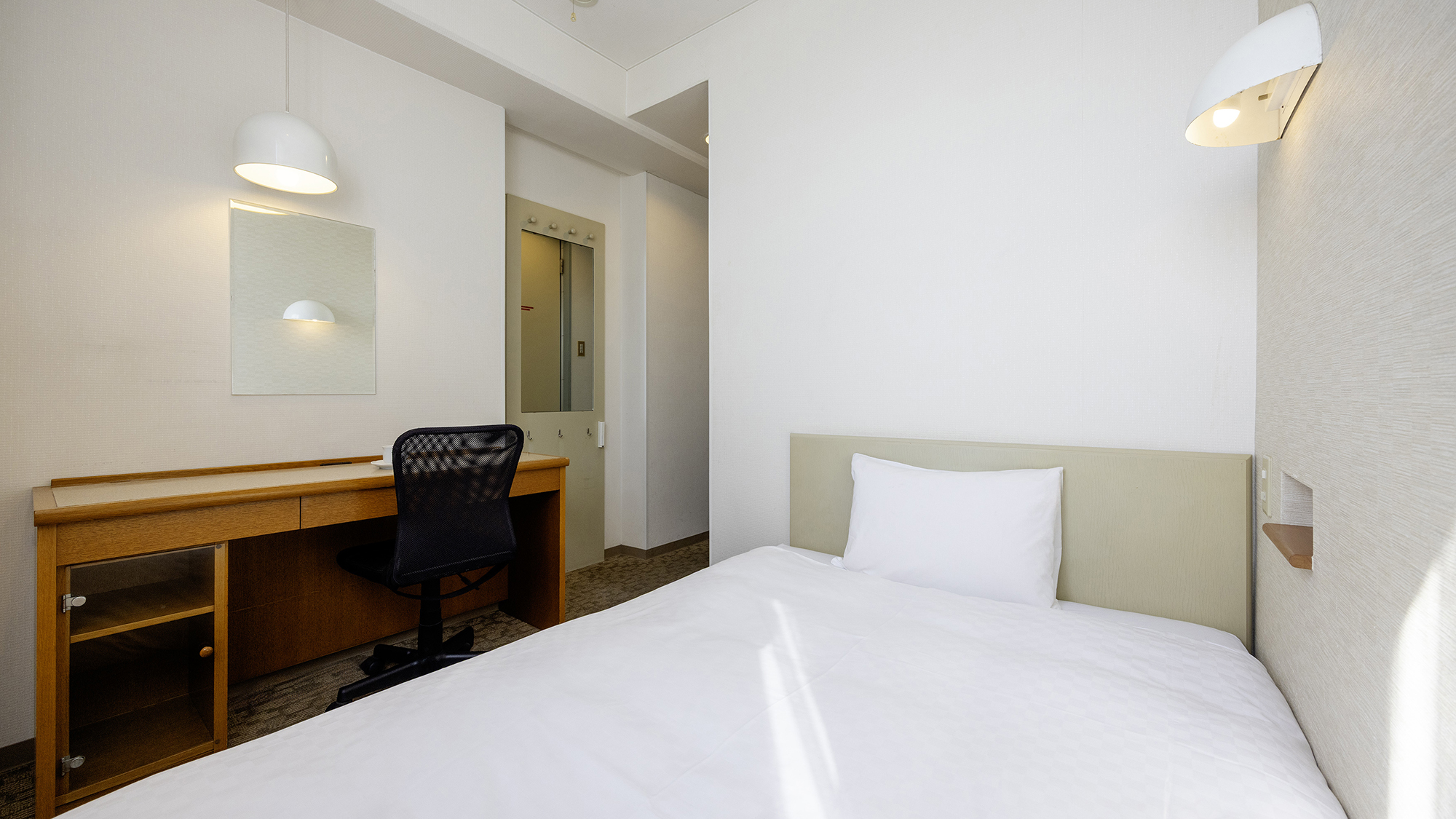 【エコノミー】出張にも嬉しい機能的なデスク付き客室 