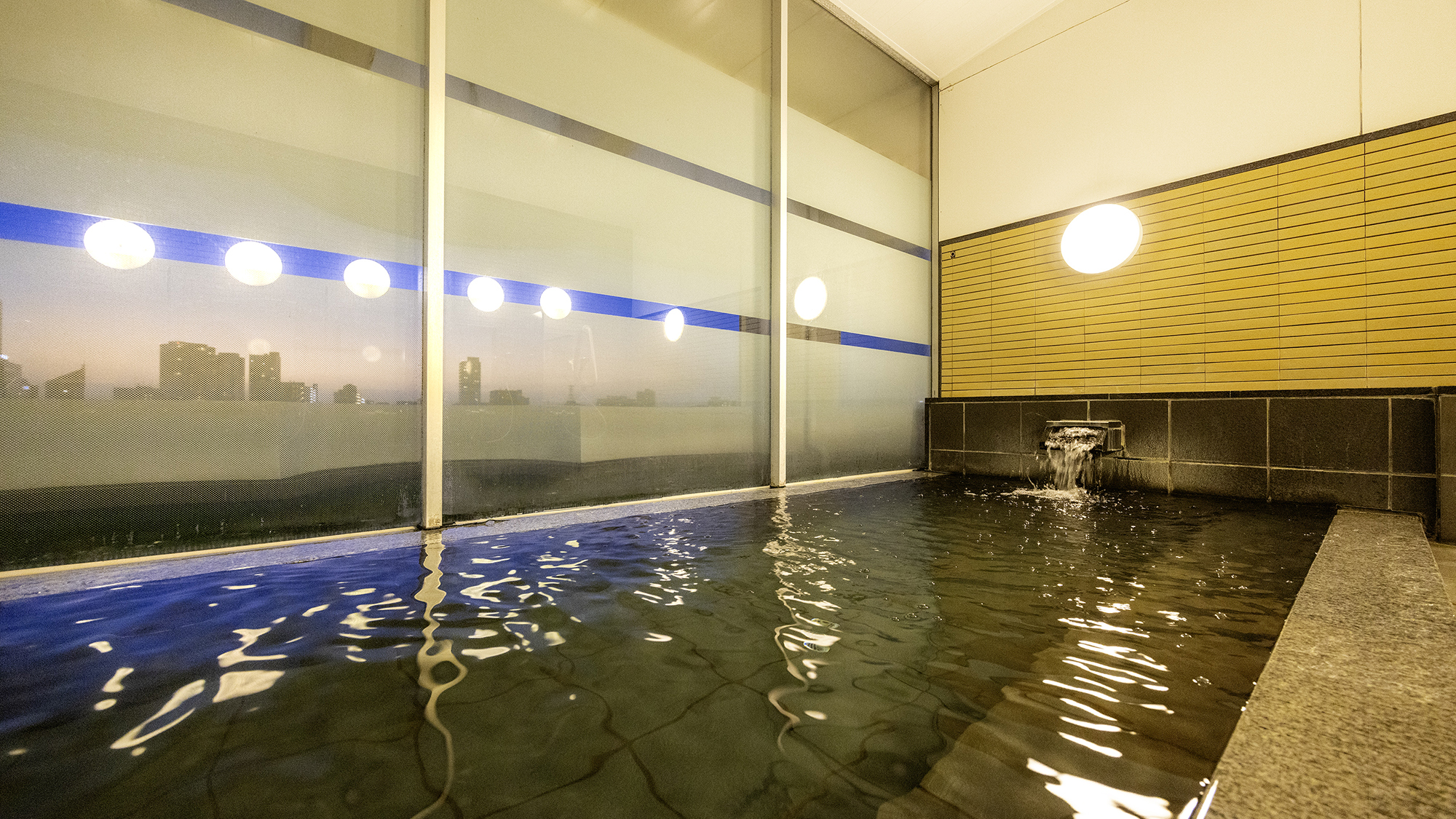 【大浴場】最上階で疲れを癒すくつろぎの湯 