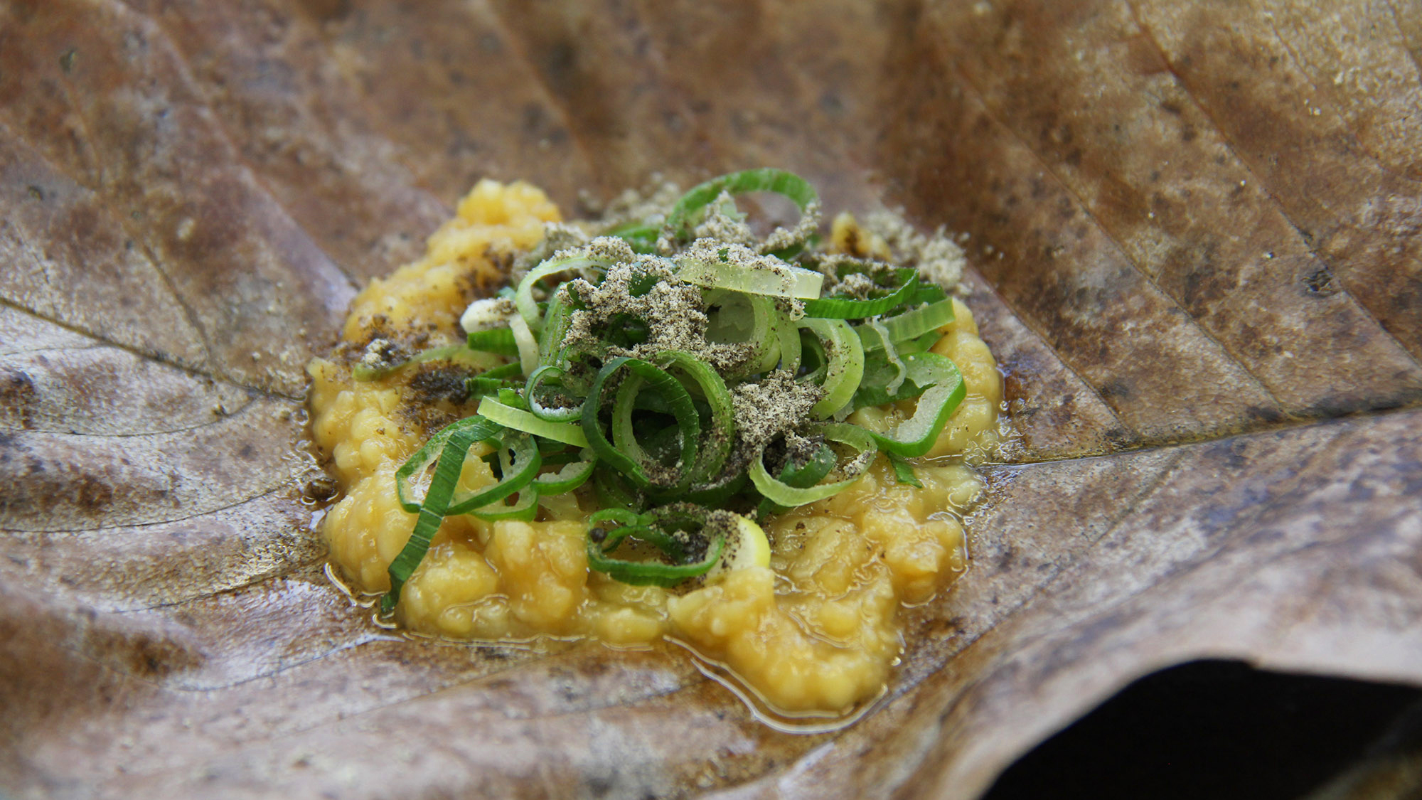 【えごま&times;朴葉味噌】少し甘めの味噌と香ばしいえごまとの相性は抜群！他とは違う朴葉味噌をご賞味ください