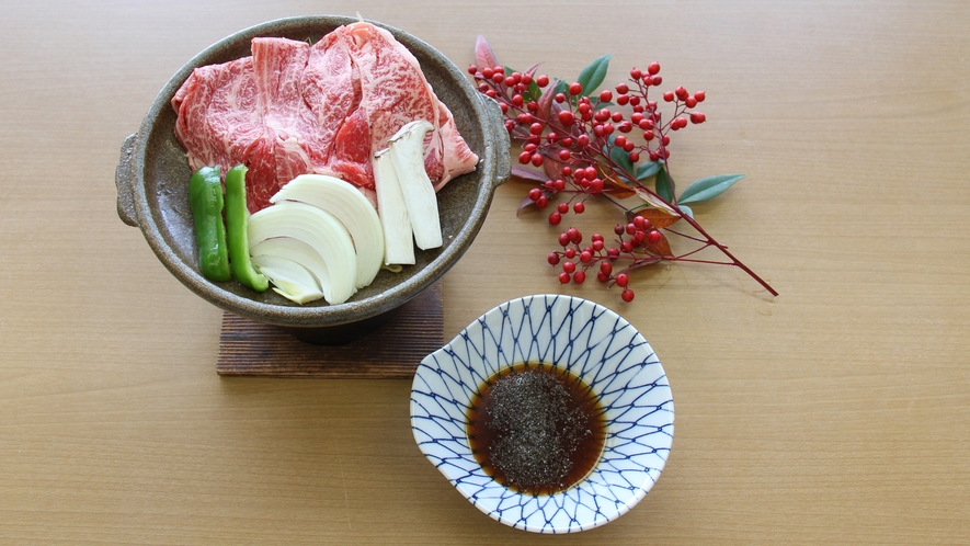 【飛騨牛の陶板焼き×すりえごまダレ】飛騨牛との相性◎香ばしく煎った飛騨えごまをすりタレと合わせた一品