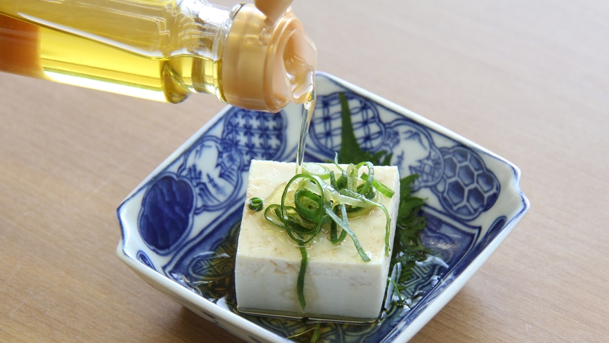 【飛騨の豆腐×えごまポン酢がけ】新鮮なえごま油の香りと豆腐のほんのりした甘味がよく合います。