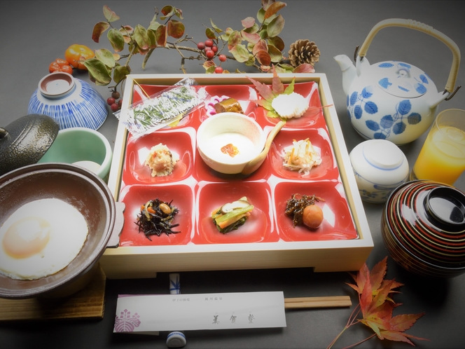 お米、お味噌、みかんジュース等地元食材を含む朝食