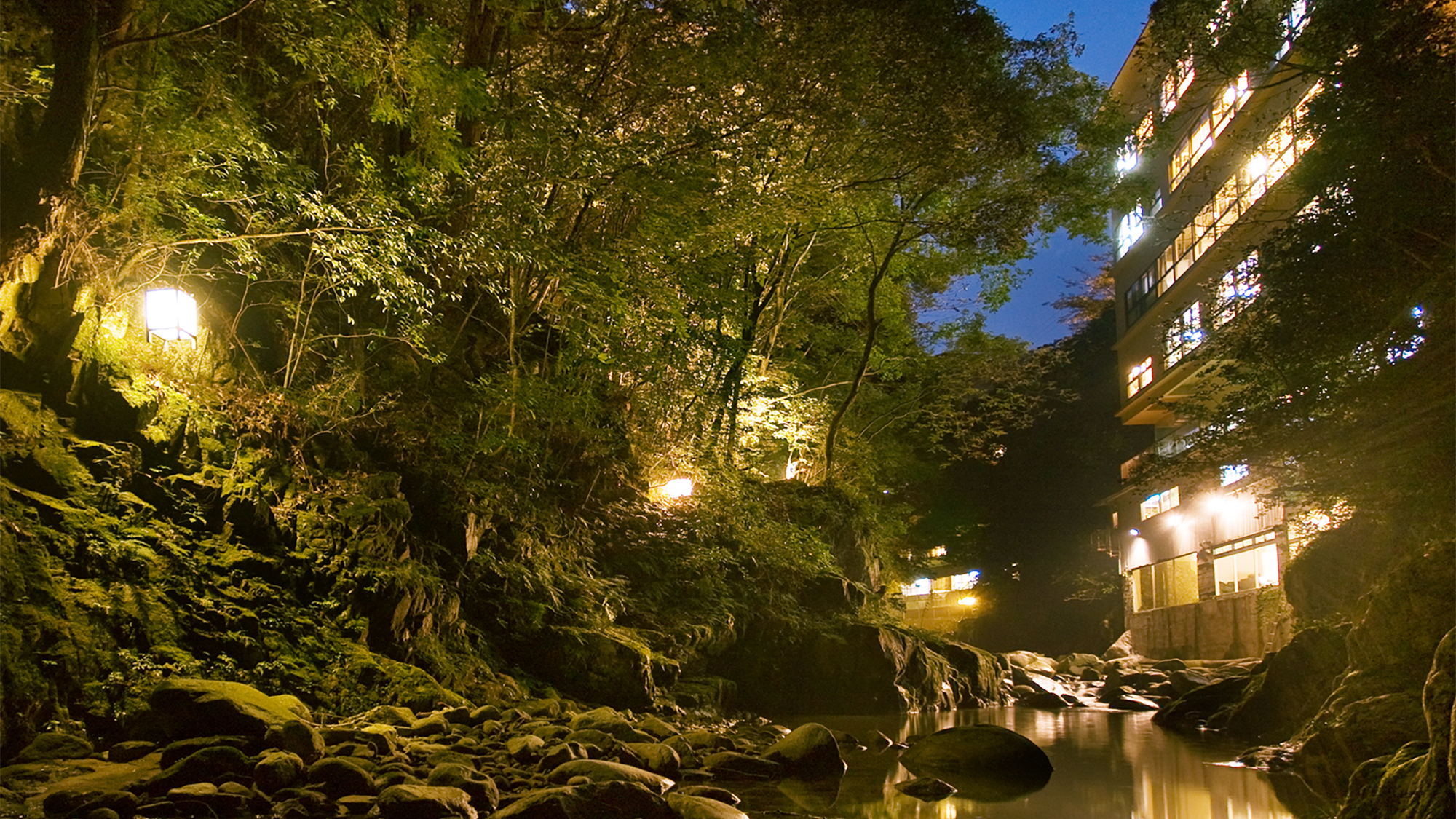 ライトアップされた四季折々の渓流美を望む宿