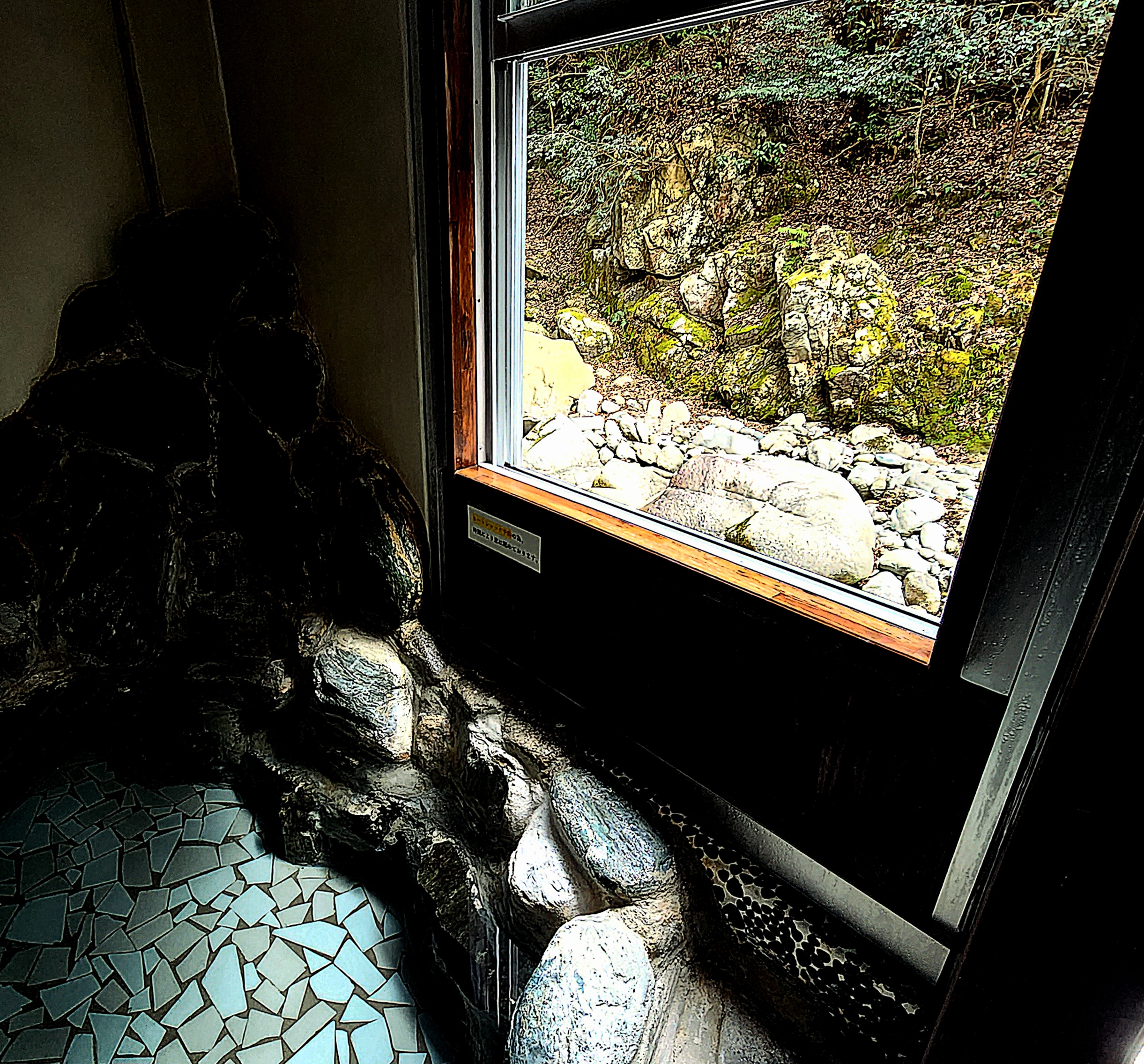 洞窟風呂の窓を開ければ半露天風呂