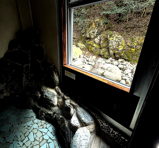 洞窟風呂の窓を開ければ半露天風呂