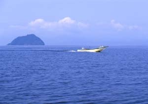 琵琶湖に浮かぶ竹生島