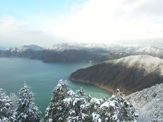 賤ヶ岳より雪の奥琵琶湖を望む