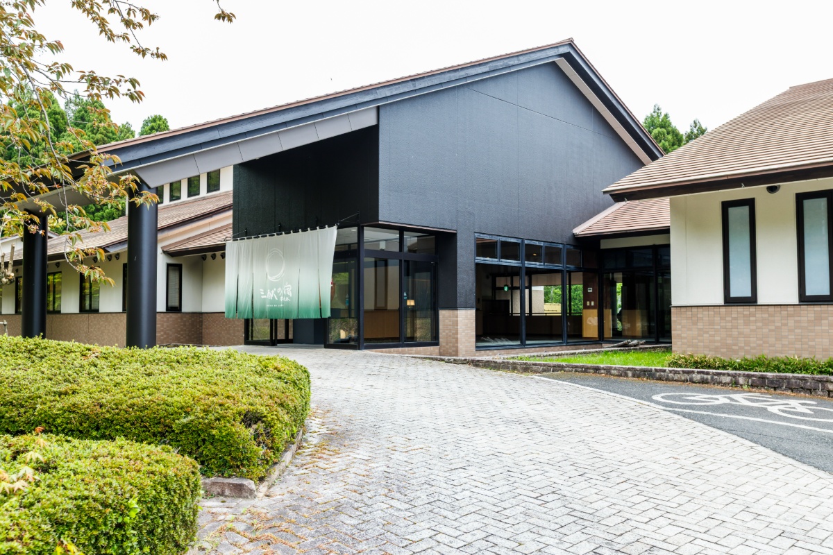 滋賀県長浜市、木之本&mdash;&mdash; 豊かな自然と歴史に囲まれた静かな宿です。 館内は茶室の意匠を取り入れ、 深い茶色をアクセントにした落ち着いた空間。 料理は土地の旬を生かした滋味豊かな会席と、 厳選した地酒をご用意しています。 周辺の神社仏閣や史跡へのアクセスも良く、 滞在とあわせて歴史や文化を静かに楽しむことができます。