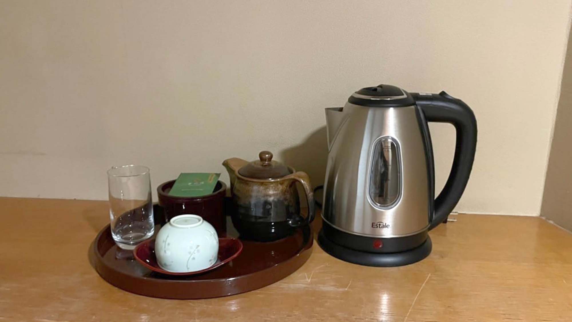 客室にはお茶セット、湯沸かしケトルを用意しております。